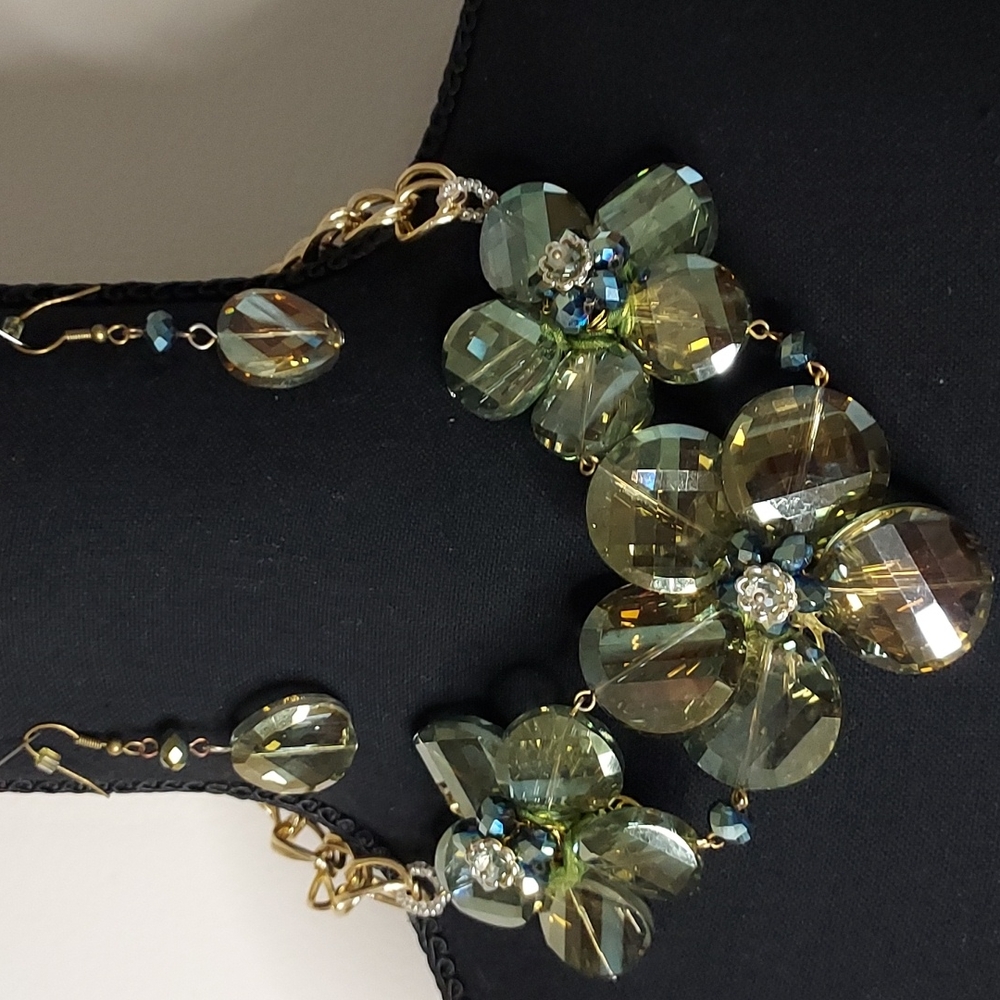 Cryatal Necklace and Earrings Set